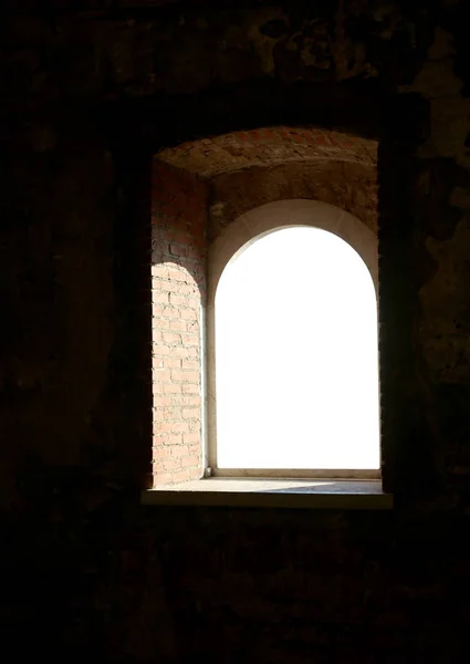 Ljusa fönster i en gammal byggnad — Stockfoto