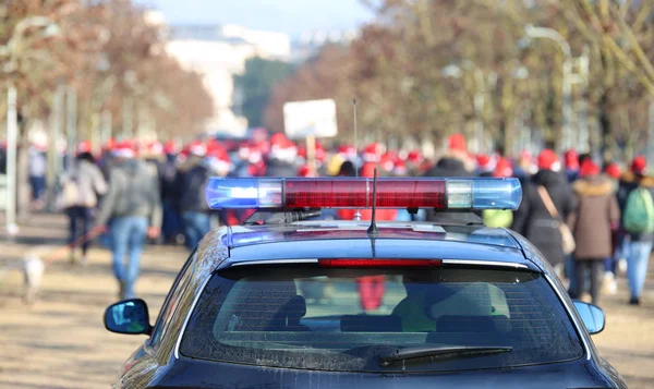 Coche de policía durante la manifestación en el parque público — Foto de Stock