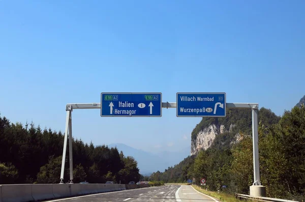 Дорожный знак в Австрии недалеко от города Филлах — стоковое фото