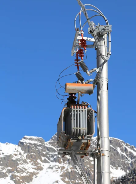 変圧器と高圧電気鉄柱 — ストック写真