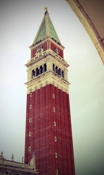 Колокольня называется Campanile di San Marco в Венеции Италия с vi — стоковое фото