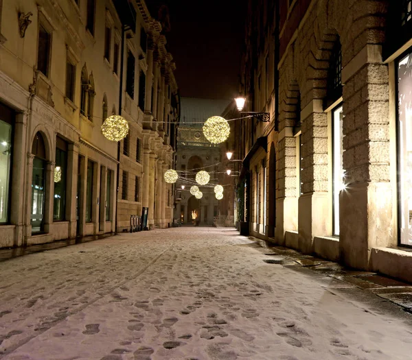 Calle en el centro llamada CONTRA DEL MONTE de la ciudad de Vicenza en él — Foto de Stock