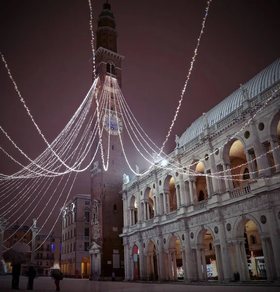 Vicenza město v Itálii hlavní náměstí s vysokou věží nazvaný Tor — Stock fotografie