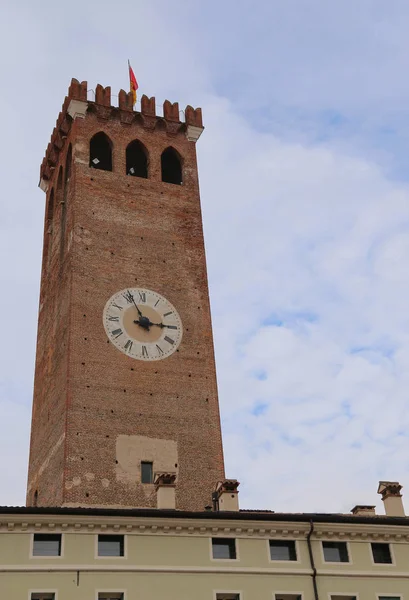 Πύργος Ρολογιού στο Bassano del Grappa μια μικρή πόλη στην βόρειο Ιταλία — Φωτογραφία Αρχείου