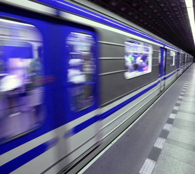 Mavi metro istasyonu ile vagonlar