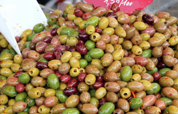 Фон спелых зеленых средиземноморских оливок — стоковое фото