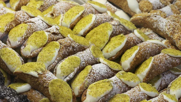 Olasz tészta több szicíliai cannoli ricotta töltött egy — Stock Fotó