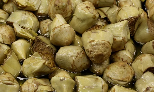 Muchos corazones de alcachofa en aceite para un delicioso acompañamiento — Foto de Stock