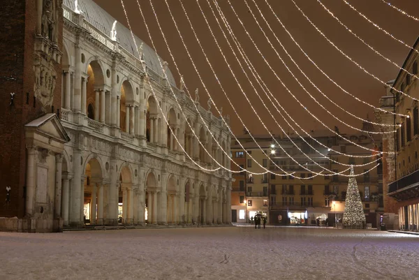 Χιόνι στην κεντρική πλατεία της πόλης Βιτσέντζα στην Ιταλία και το πιο παγίων — Φωτογραφία Αρχείου