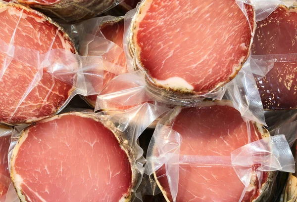 Capocollo de porc est un salami italien typique à vendre — Photo