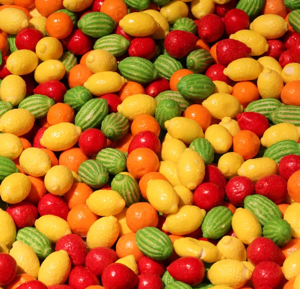 Caramelos azucarados con diversas formas de cítricos o sandía — Foto de Stock