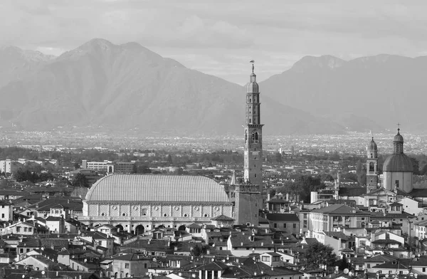 Magnifique vue sur la ville de VICENZA en Italie et le célèbre monument — Photo