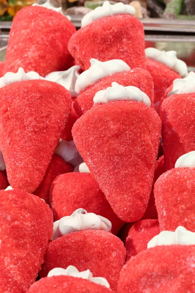 Sugary strawberry-flavored sweets with cream — Stock Photo, Image