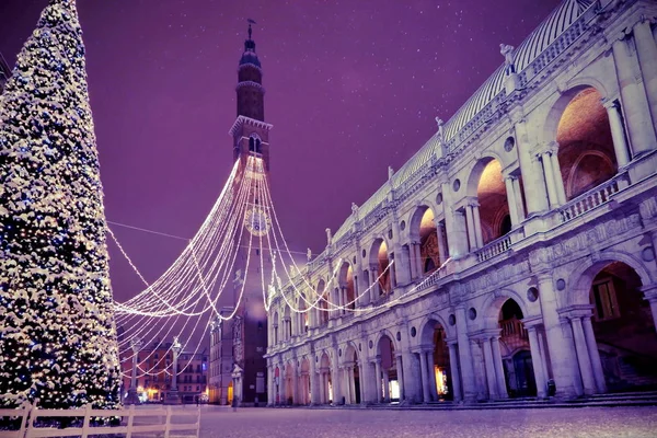 Vicenza, Itálie nazývá hlavní náměstí s vysokou věží Torre Bi — Stock fotografie