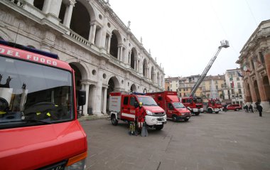 Vicenza, İtalya - 4 Aralık 2015: geçit töreni taşıma 