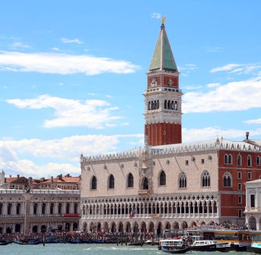 Venice, İtalya - 14 Temmuz 2016: Saint Mark çan kulesi ve anc