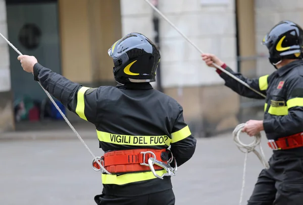 Vicenza, Olaszország - 2015. December 4.: tűzoltók egy simutal alatt — Stock Fotó