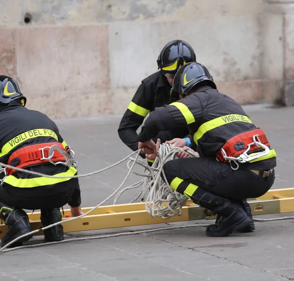 Βιτσέντζα, Ιταλία - Δεκεμβρίου 4, 2015: Ιταλική πυροσβέστες κατά τη διάρκεια — Φωτογραφία Αρχείου