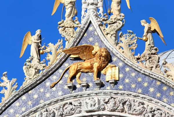 Venecia, Italia - 14 de julio de 2016: León de oro en la fachada de Basi — Foto de Stock