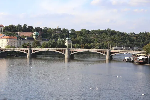 Praga, República Checa - 23 de agosto de 2016: Puente moderno sobre Vlt — Foto de Stock