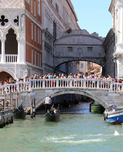 Venezia, 14 luglio 2016: Antico Ponte dei Sospiri e degli Antichi — Foto Stock