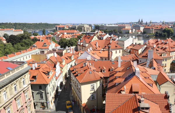 Praga, República Checa - 25 de agosto de 2016: muchas casas — Foto de Stock