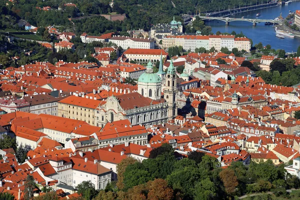 Praga, Republika Czeska - 24 sierpnia 2016: dachy i domy i t — Zdjęcie stockowe