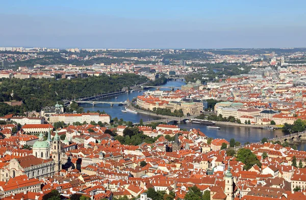 Prag, Tschechische Republik - 24. August 2016: Panoramablick mit ch — Stockfoto