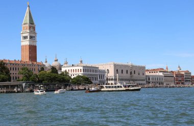 Venice, İtalya - 14 Temmuz 2016: Saint Mark çan kulesi ve anc