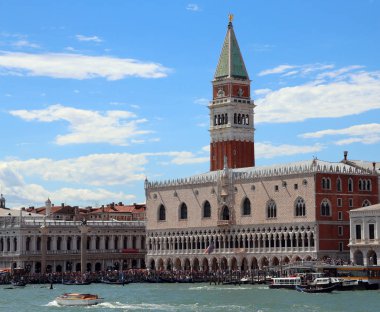 Venice, İtalya - 14 Temmuz 2016: Saint Mark çan kulesi ve pal