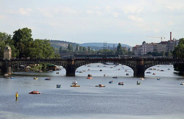 Praha, Česká republika - 23. srpna 2016: most přes Vltavu riv — Stock fotografie