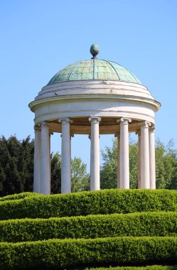 Kubbe ile antik tapınak