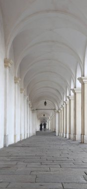 Vicenza İtalya beyaz kemerli dizi