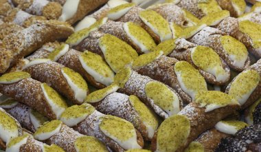 Sicilya cannoli ricotta peyniri ve antep fıstığı ile doldurulmuş