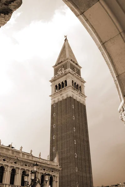 Колокольня называется Campanile ди Сан-Марко в Венеции с сепией в — стоковое фото