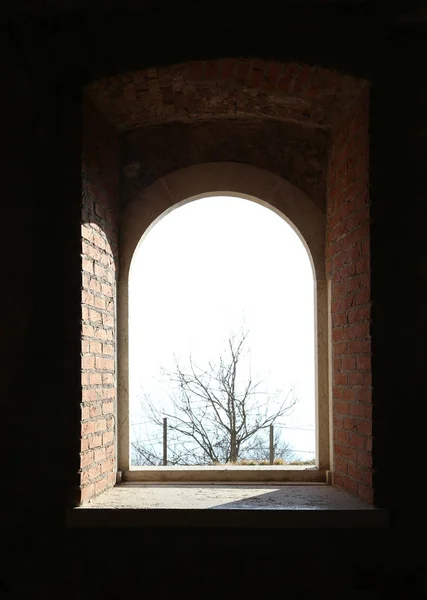 Helles Fenster einer alten Festung — Stockfoto