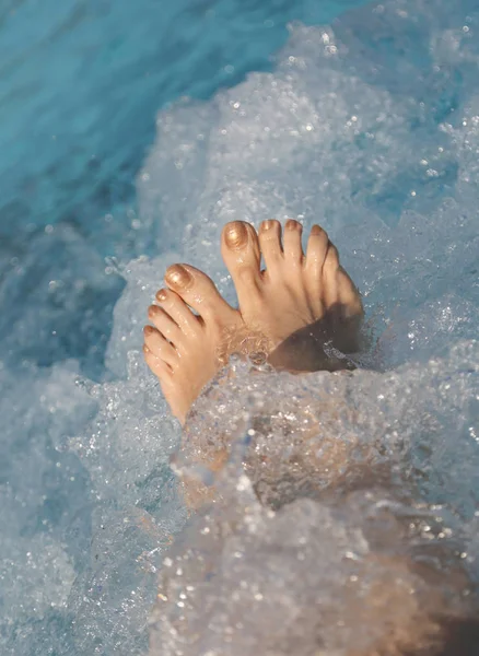 Füße der jungen Frau während der Hydromassage, um zu reagieren — Stockfoto