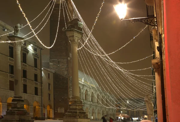 Hlavní náměstí města Vicenza v Itálii s mnoha světly — Stock fotografie