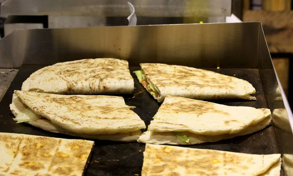 Tasty piadinas also called flatbread cooked on a hot plate in th — Stock Photo, Image