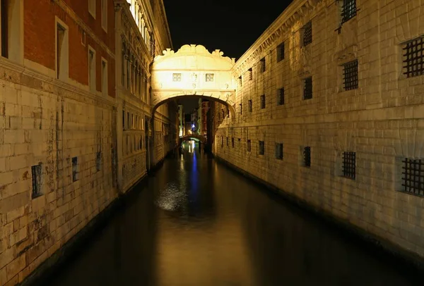 VENICE ITALY bridge of sighs by night — Stock Photo, Image