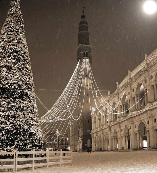 Vicence en Italie la place principale avec neige et sapin de Noël wi — Photo