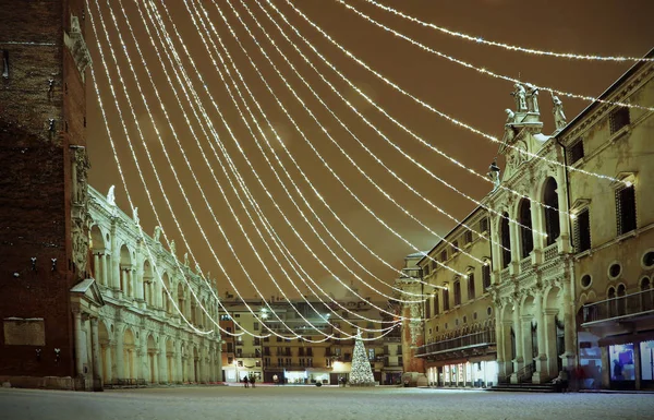 Vicenza v Itálii v noci. na hlavním náměstí zvané Piazza dei Sig — Stock fotografie