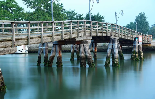 Wooden bridge in Burano Island near Venice in the early morning — Stock Photo, Image