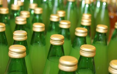 altın kapak ile yeşil şişe