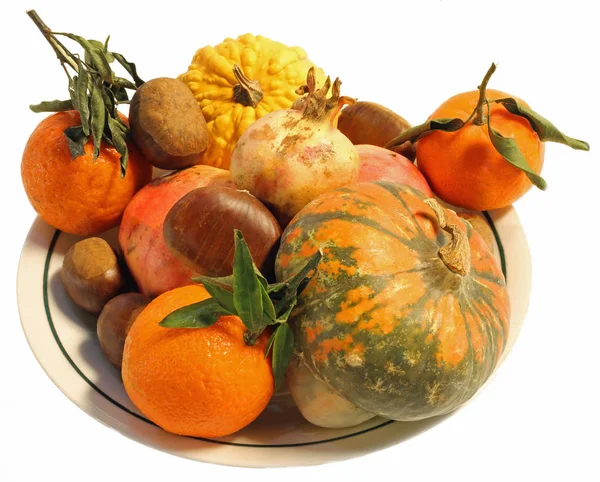 Pieza central de otoño con castañas de calabazas y naranjas maduras —  Fotos de Stock