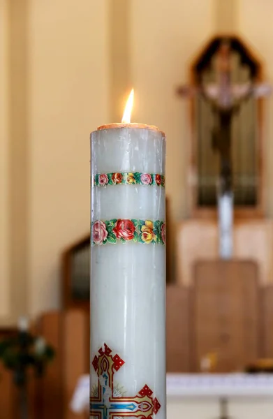 Stor ljus i kyrkan — Stockfoto
