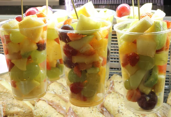 Meyve salatası ananas kiraz armut grafiği ile dolu gözlük — Stok fotoğraf