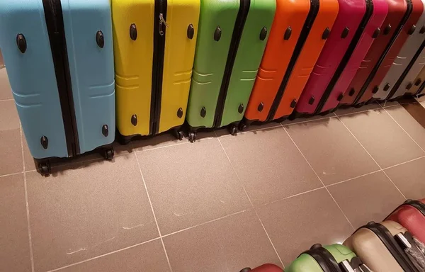 Many colored suitcases of the travelers of the world — Stock Photo, Image