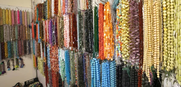 Halsketten mit Perlen im Verkauf — Stockfoto