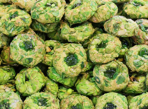 Doces feitos com amêndoas doces com frutas cristalizadas e pi verde — Fotografia de Stock